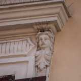 ...e facce di putti sugli architravi dei finestroni laterali